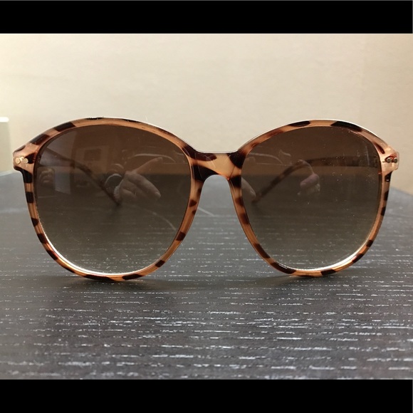 Urban Outfitters Accessories - Tortoise shell sunglasses